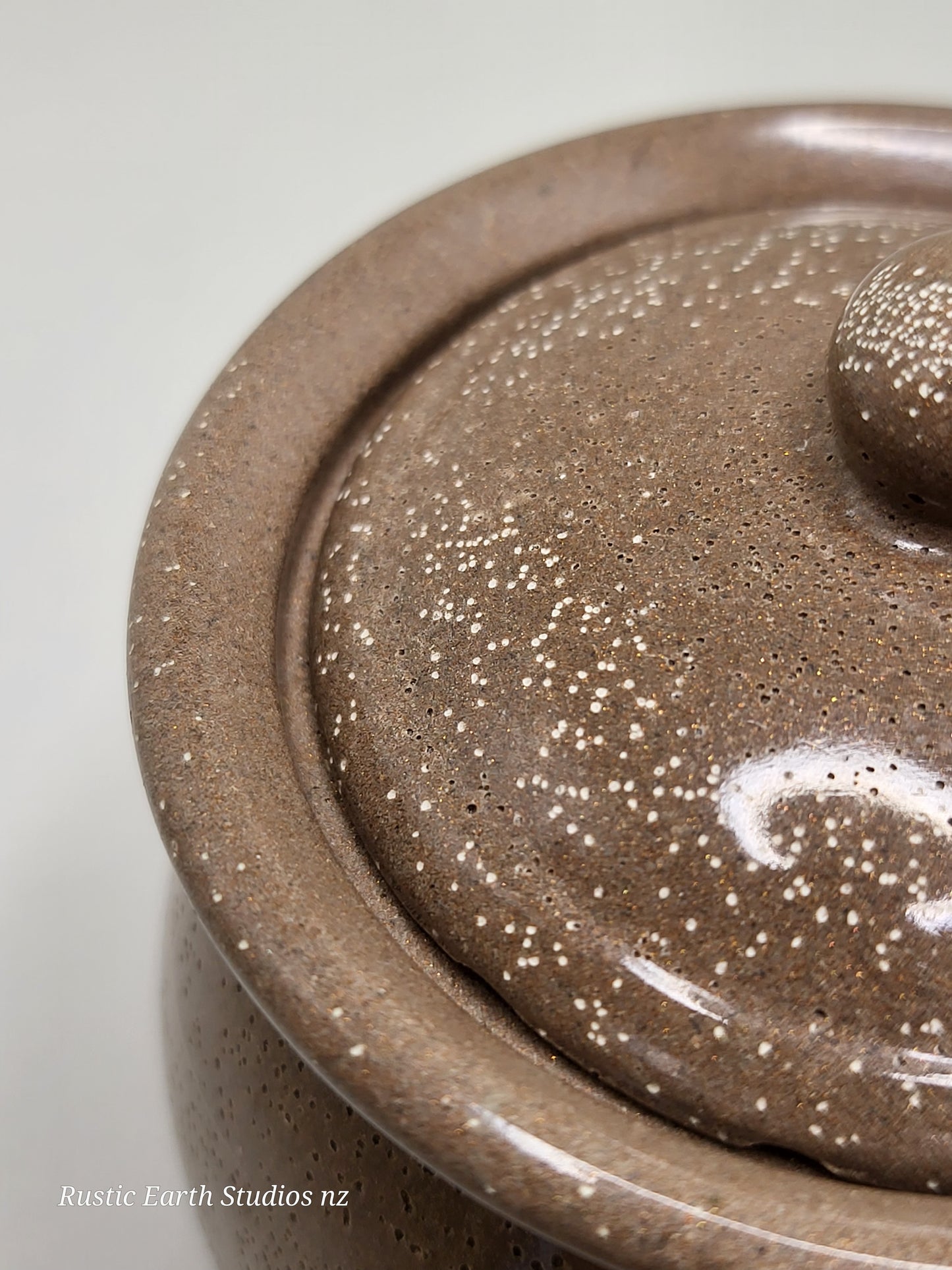 Ash pot with lid