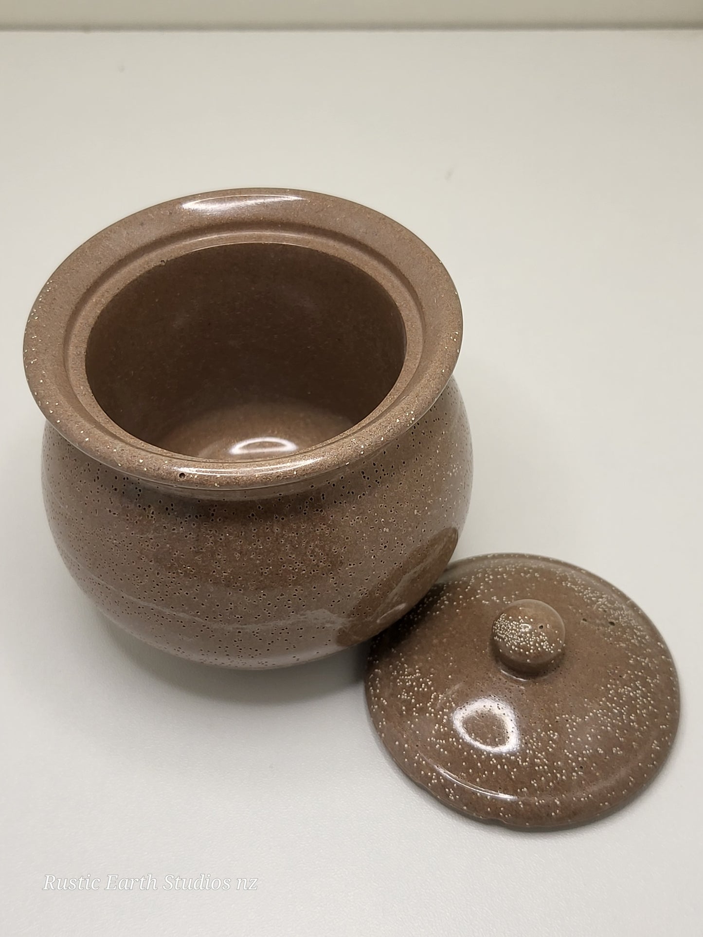 Ash pot with lid
