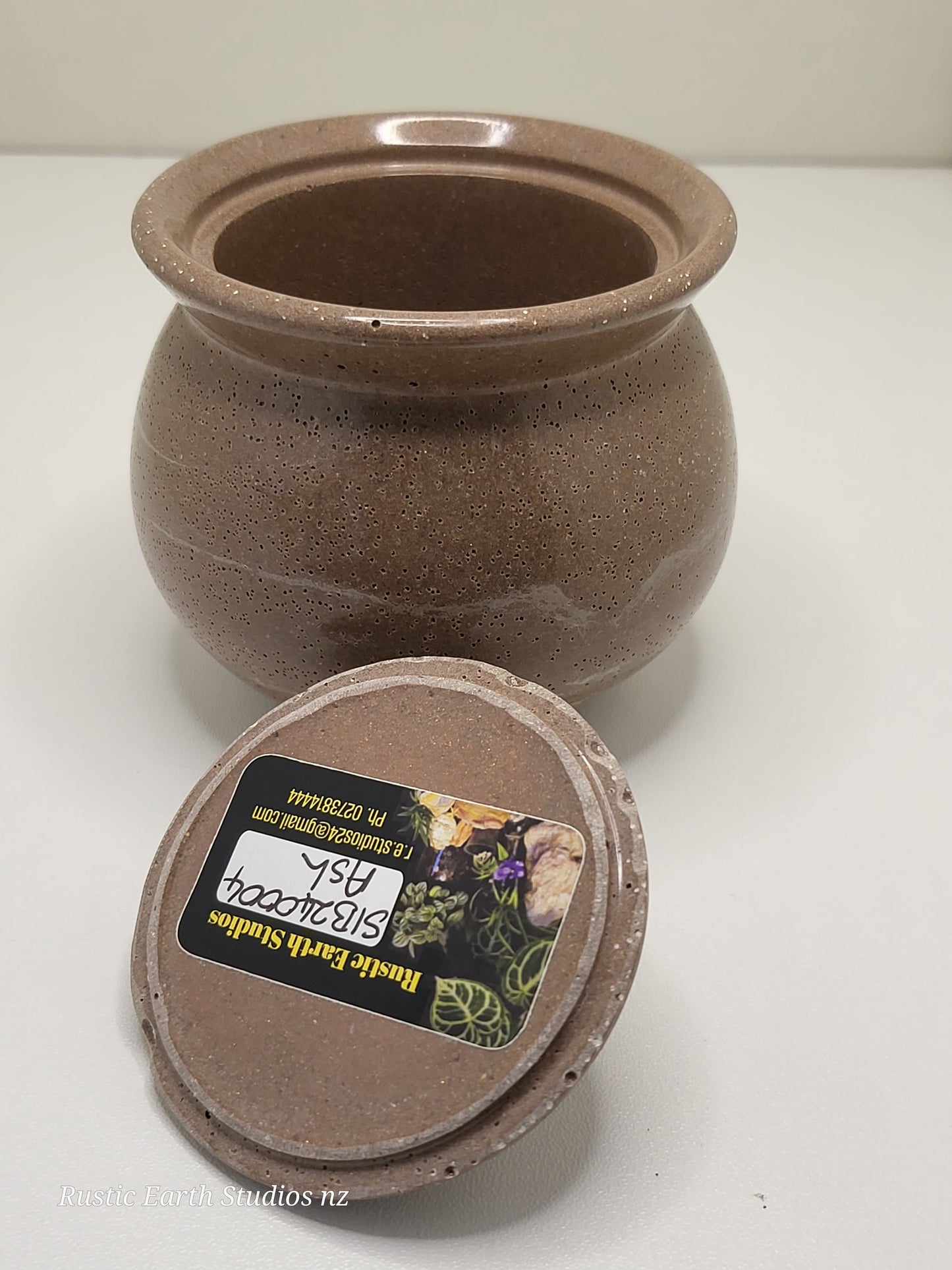 Ash pot with lid
