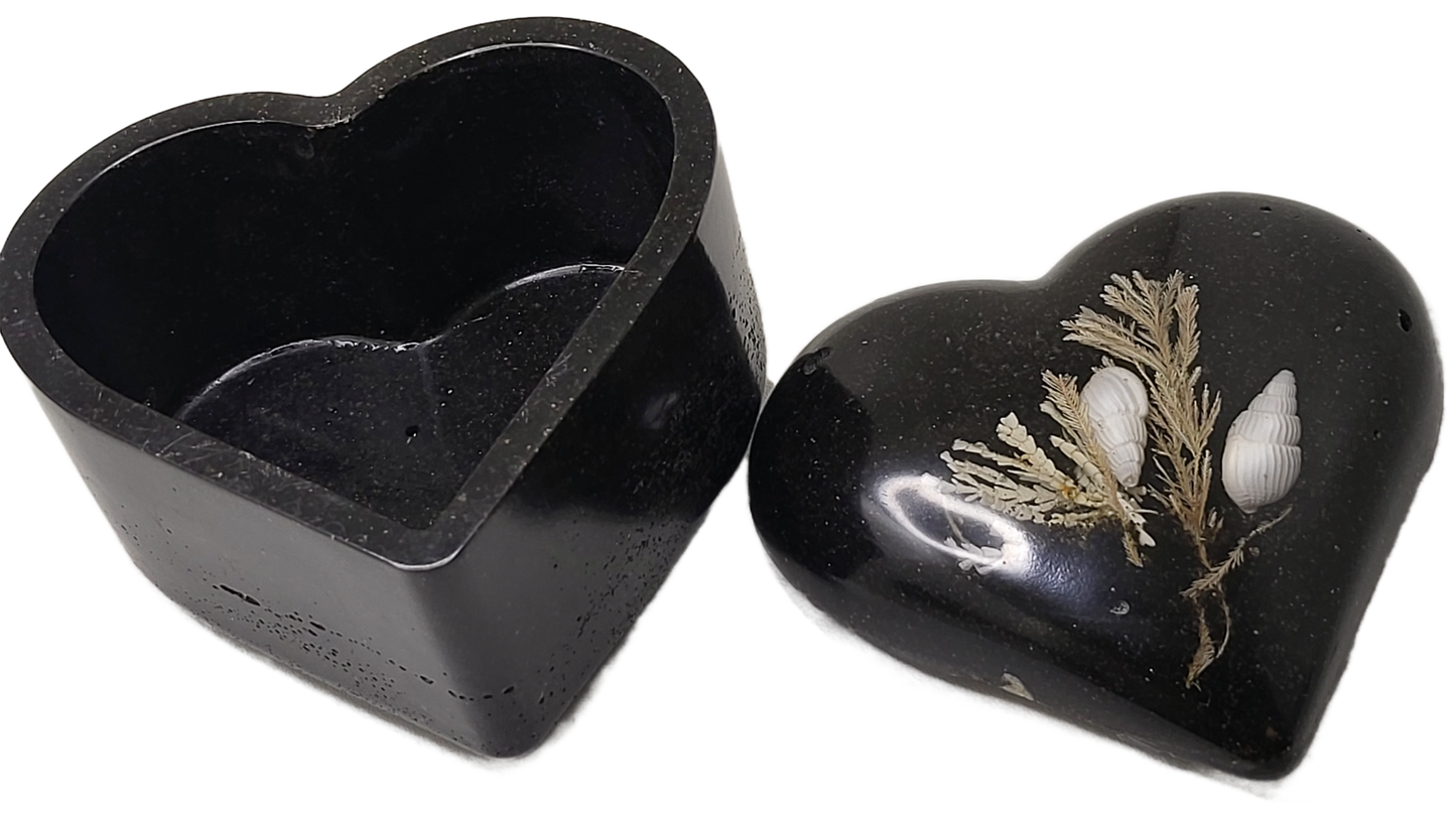 Rock pot heart with lid