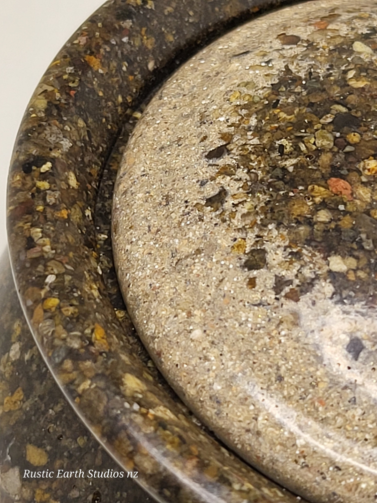 Rock pot with lid