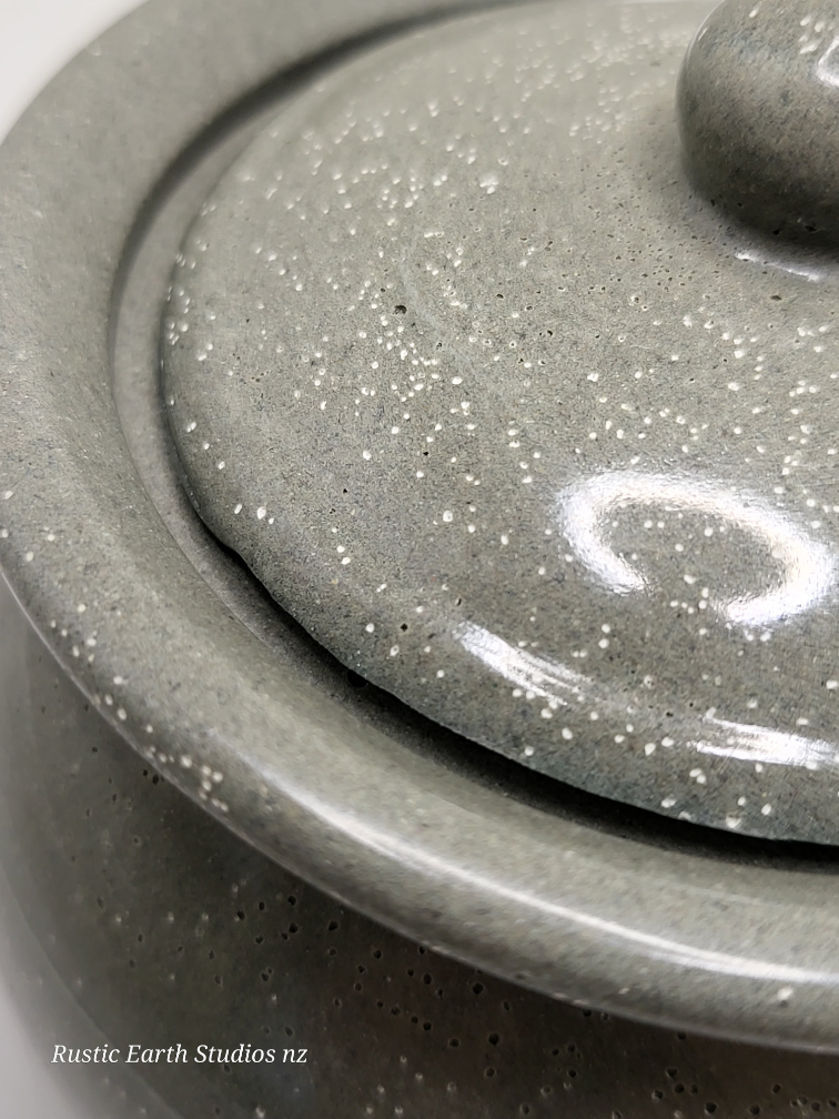 Ash pot with lid