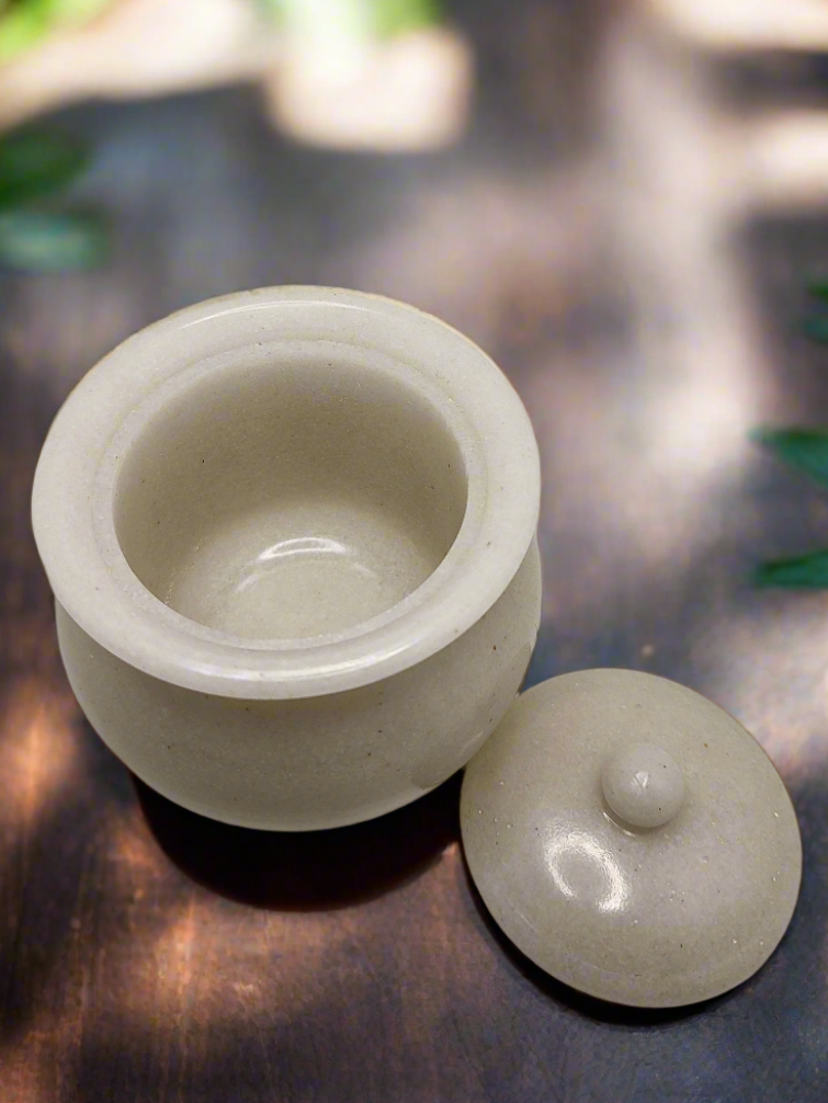 Sand pot with lid